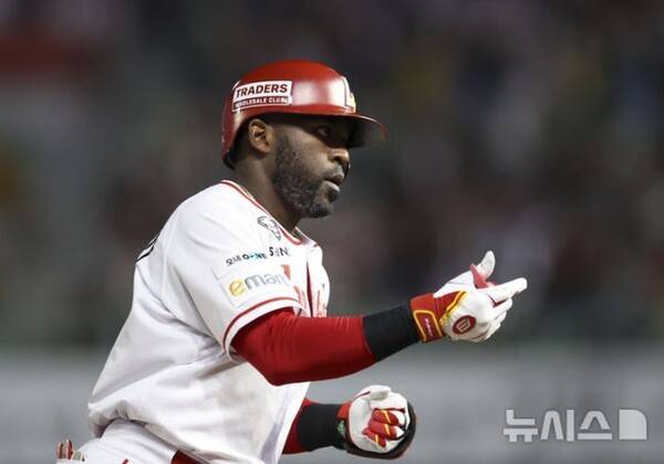 '인종차별 논란' 일파만파, 외국인 선수 발음 따라 하며 노래 요구...계속된 지적에 결국 사과