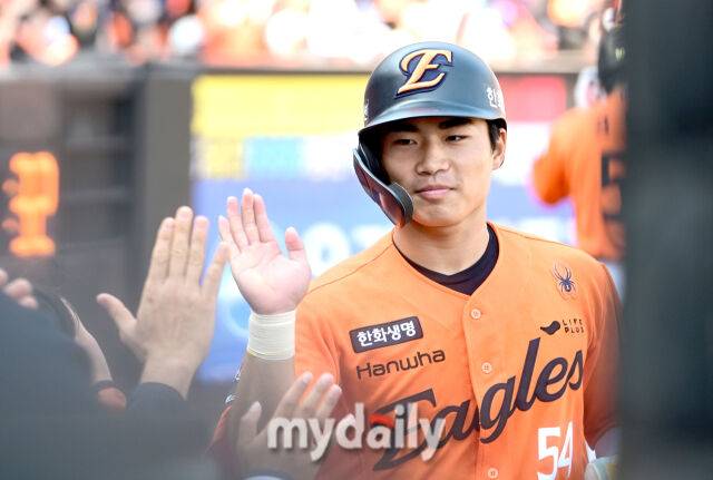 '타율 .429→.133' 한화 슈퍼루키에게 벌써 성장통 찾아왔나…김경문 응원한다