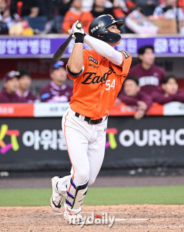 '타율 .429→.133' 한화 슈퍼루키에게 벌써 성장통 찾아왔나…김경문 응원한다