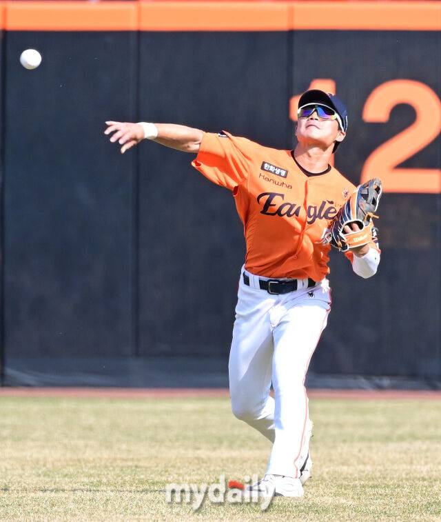 '타율 .429→.133' 한화 슈퍼루키에게 벌써 성장통 찾아왔나…김경문 응원한다