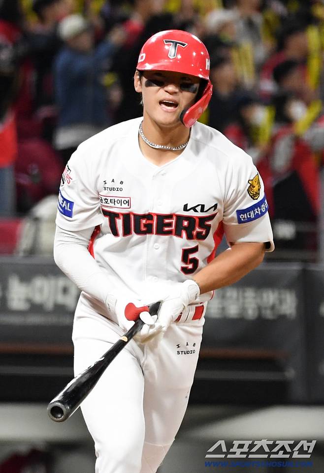 '홈런 치고도 곧바로 연습' 데뷔 첫 4번 타자로 나선 김도영...짧은 포효 뒤 다시 집중 [광주 현장]