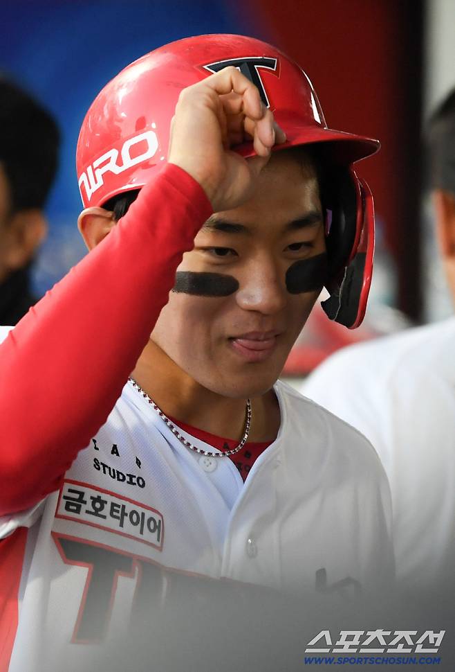 '홈런 치고도 곧바로 연습' 데뷔 첫 4번 타자로 나선 김도영...짧은 포효 뒤 다시 집중 [광주 현장]