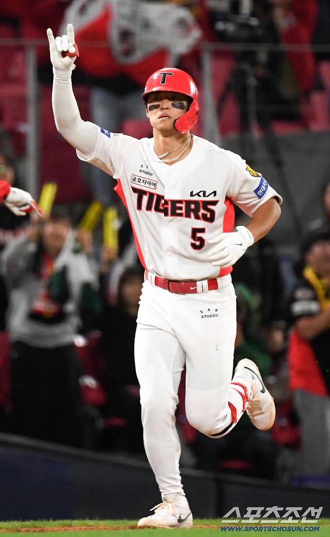 '홈런 치고도 곧바로 연습' 데뷔 첫 4번 타자로 나선 김도영...짧은 포효 뒤 다시 집중 [광주 현장]