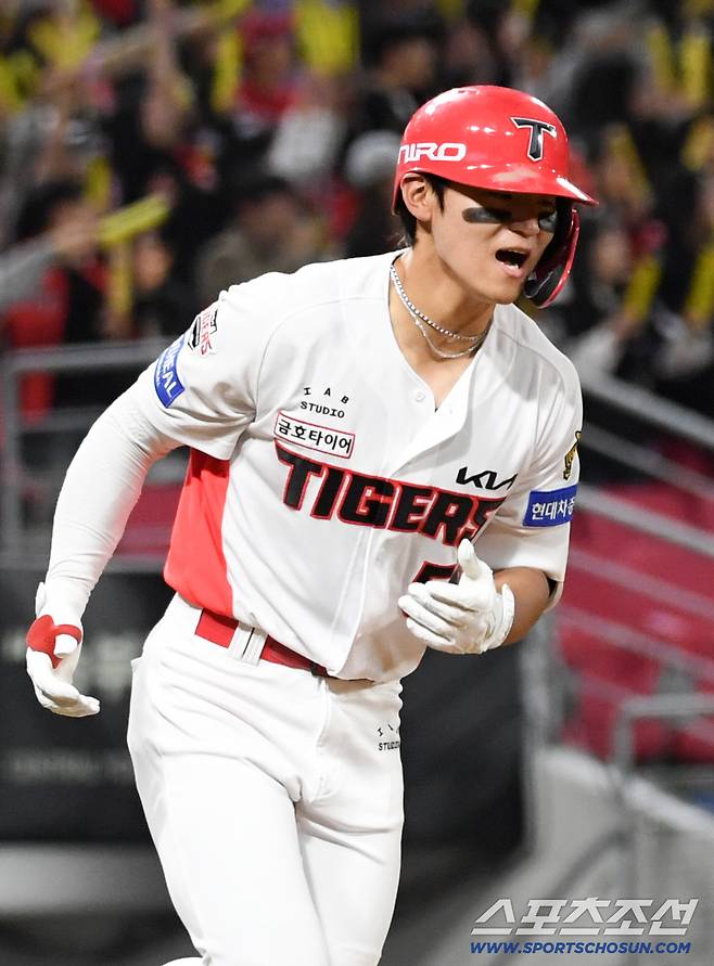 '홈런 치고도 곧바로 연습' 데뷔 첫 4번 타자로 나선 김도영...짧은 포효 뒤 다시 집중 [광주 현장]