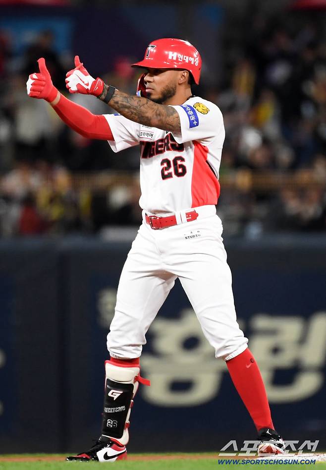 '홈런 치고도 곧바로 연습' 데뷔 첫 4번 타자로 나선 김도영...짧은 포효 뒤 다시 집중 [광주 현장]