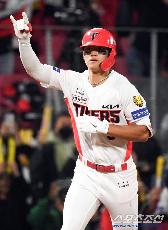 '홈런 치고도 곧바로 연습' 데뷔 첫 4번 타자로 나선 김도영...짧은 포효 뒤 다시 집중 [광주 현장]