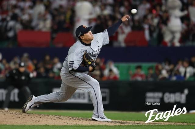 “다른 구종도 조만간 선보일 예정”…스위퍼 장착에도 만족하지 않고 꾸준히 진화 중인 ‘괴물’ 한화 류현진