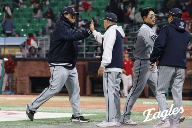 “다른 구종도 조만간 선보일 예정”…스위퍼 장착에도 만족하지 않고 꾸준히 진화 중인 ‘괴물’ 한화 류현진