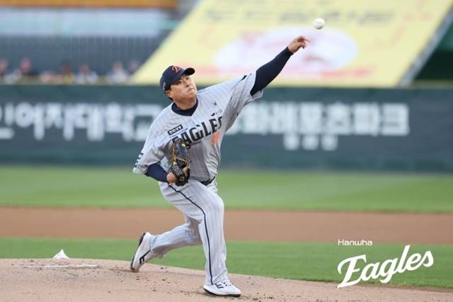 “다른 구종도 조만간 선보일 예정”…스위퍼 장착에도 만족하지 않고 꾸준히 진화 중인 ‘괴물’ 한화 류현진