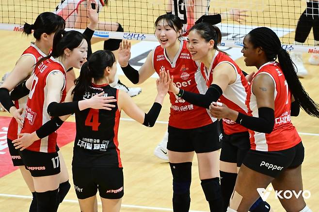 '해체 위기' 페퍼저축은행 여자배구단, 극적 회생 가능할까