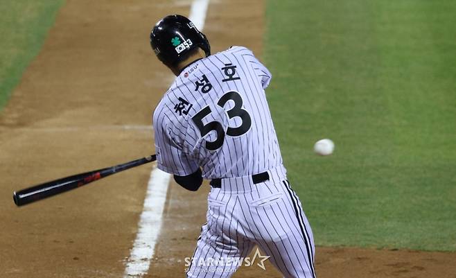 '백업이 타율 0.435-장타율 0.696 폭발' KBO 최초 사나이 누가 되나, LG서 시작된 쟁탈전 더 뜨거워진다