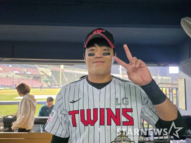 '백업이 타율 0.435-장타율 0.696 폭발' KBO 최초 사나이 누가 되나, LG서 시작된 쟁탈전 더 뜨거워진다