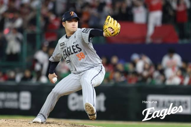 'ERA 10.35' 최악의 불펜→한화 '김-박-정-김' 체제로 1위팀 울렸다... 뒷문 불안 털었다