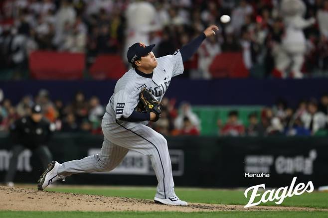 ‘MLB 관심’ 문동주는 복 받았다, 살아 있는 교본이 있어서… 전설은 몸으로 말한다