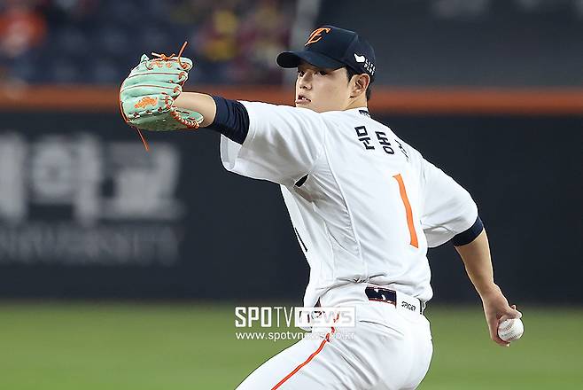 ‘MLB 관심’ 문동주는 복 받았다, 살아 있는 교본이 있어서… 전설은 몸으로 말한다