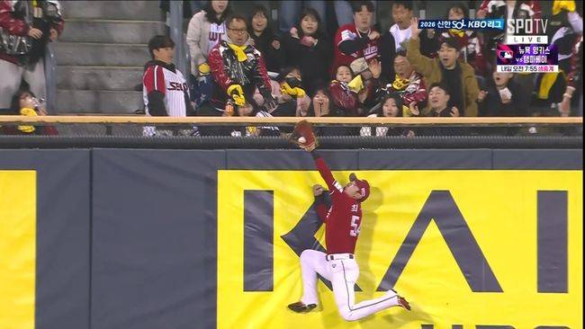 125.5m 홈런성 타구가 잡혔다. 미친 ‘슈퍼 캐치’에 LG ‘슈퍼문’, 황당한 표정
