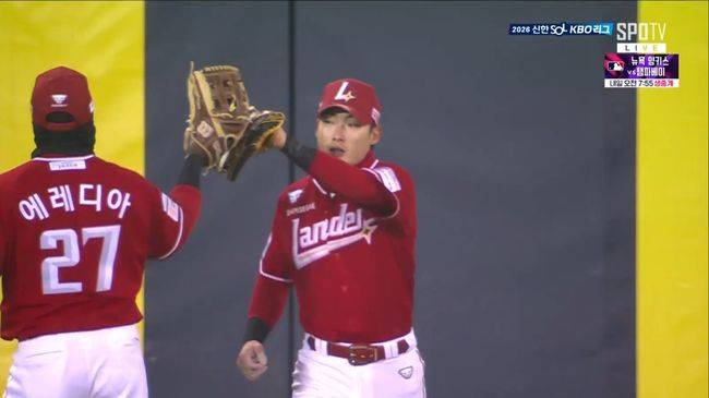 125.5m 홈런성 타구가 잡혔다. 미친 ‘슈퍼 캐치’에 LG ‘슈퍼문’, 황당한 표정