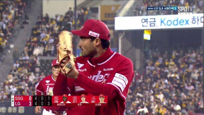125.5m 홈런성 타구가 잡혔다. 미친 ‘슈퍼 캐치’에 LG ‘슈퍼문’, 황당한 표정
