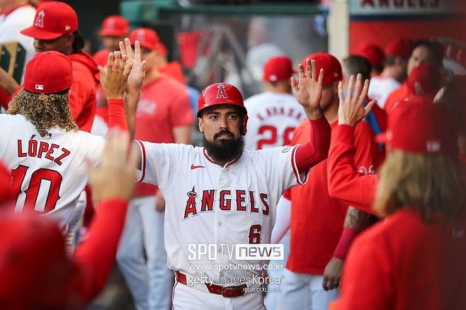 경기당 41억 받아 챙기고 드르렁… 연타석 '역대급 먹튀'라니, 이 팀은 굿이라도 해야 한다