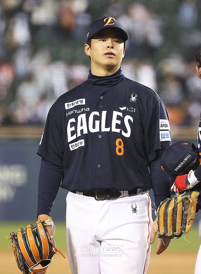 노시환 왜 이러나, 공격도 수비도 안 되다니… 찬스 날린 무안타에 실책 연발, 대형 계약 부담감인가