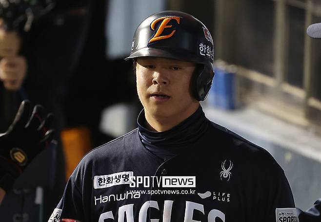 노시환 왜 이러나, 공격도 수비도 안 되다니… 찬스 날린 무안타에 실책 연발, 대형 계약 부담감인가