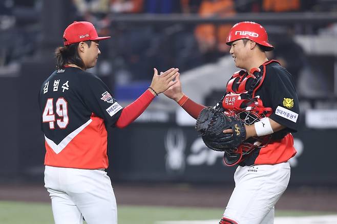 20억 좌완, 친정팀 한화 홈구장서 '감격의 KIA 첫 세이브'…꽃 감독