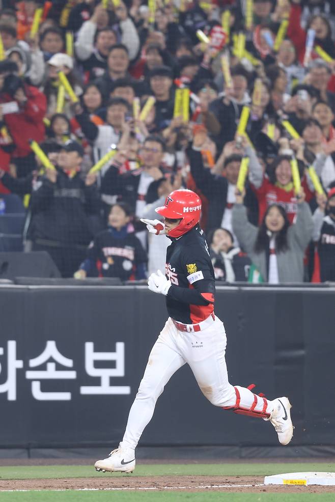 20억 좌완, 친정팀 한화 홈구장서 '감격의 KIA 첫 세이브'…꽃 감독