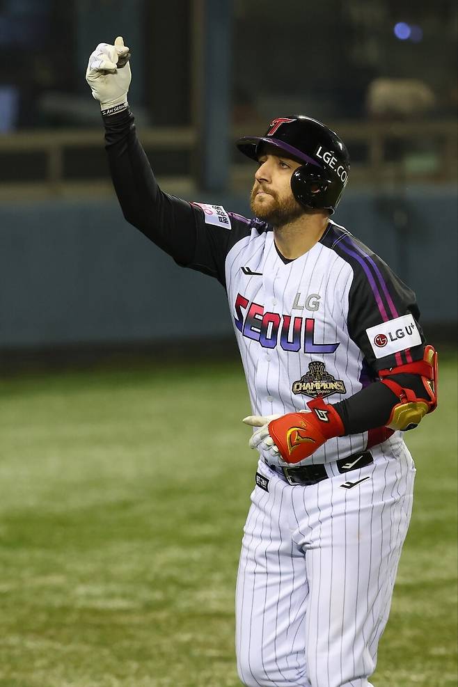 LG, SSG 꺾고 5연승 질주…프로야구 역대 최소 경기 100만 관중 돌파