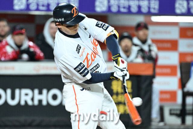 'KBO 안타왕' 손아섭 안타→뜬공→병살타→땅볼, 이진영 투런포+유로결 3타점 폭발…한화 승승승 질주, 권광민도 홈런 날렸다