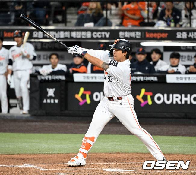 한화가 떠나보낸 20억 FA, 대전에서 9회말 1점 차 등판…친정팀 팬들에게 90도 인사→‘KK’ 세이브로 포효하다