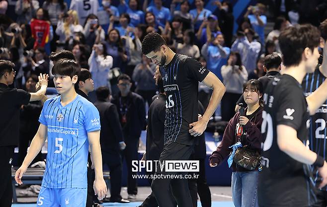 레오는 없었다…준우승 허탈감, 가장 먼저 코트 떠났다