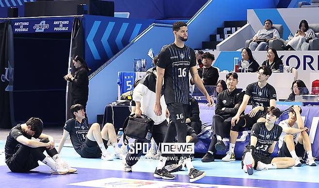 레오는 없었다…준우승 허탈감, 가장 먼저 코트 떠났다