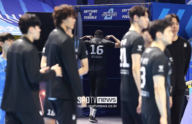 레오는 없었다…준우승 허탈감, 가장 먼저 코트 떠났다