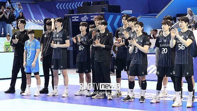 레오는 없었다…준우승 허탈감, 가장 먼저 코트 떠났다