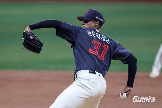 '롯데, 살다 살다 정말 별일 다 보네!' 2경기 연속 투수 2명으로 승리...선발+마무리로 경제적 투수 운용