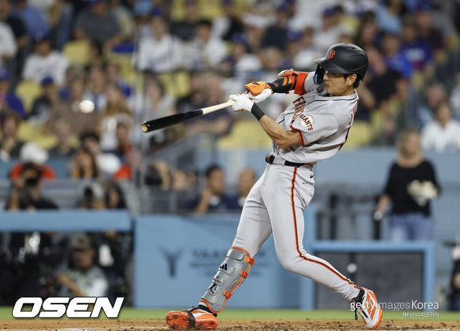 초구 밀어쳐 2루타 ‘쾅’…타율 .105 이정후, 드디어 깨어난다 [1보]