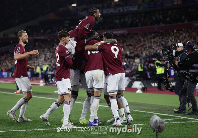 '우려가 현실이 됐다' 토트넘, 결국 EPL 강등권 추락…웨스트햄, '황희찬 교체 출전' 울버햄튼 대파