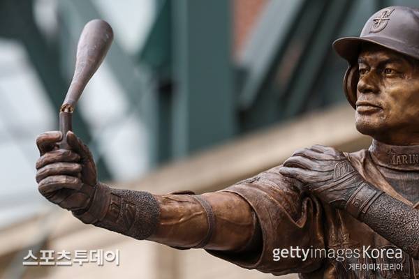 '시애틀 영구결번' 이치로 동상 제막식서 배트 뿌러져…