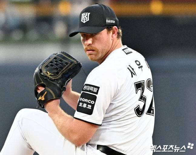 '4:8→7:8' KT 11회 2사 만루 찬스, 타석에 김현수...가 아니네? 대수비 교체→허망한 삼진, 이런 결말 누가 예상했을까
