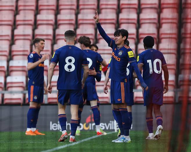 맨유 침몰시킨 한국인 등장...韓 최초 10대+16호 프리미어리거 가능성 '점점 위력적인 박승수'