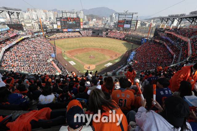 '매진-매진-매진-매진-매진-매진-매진' 한화 개막 7G 연속 완판, 경기 123분 전에 표 동났다…문현빈 선제 솔로포 폭발 [MD대전]
