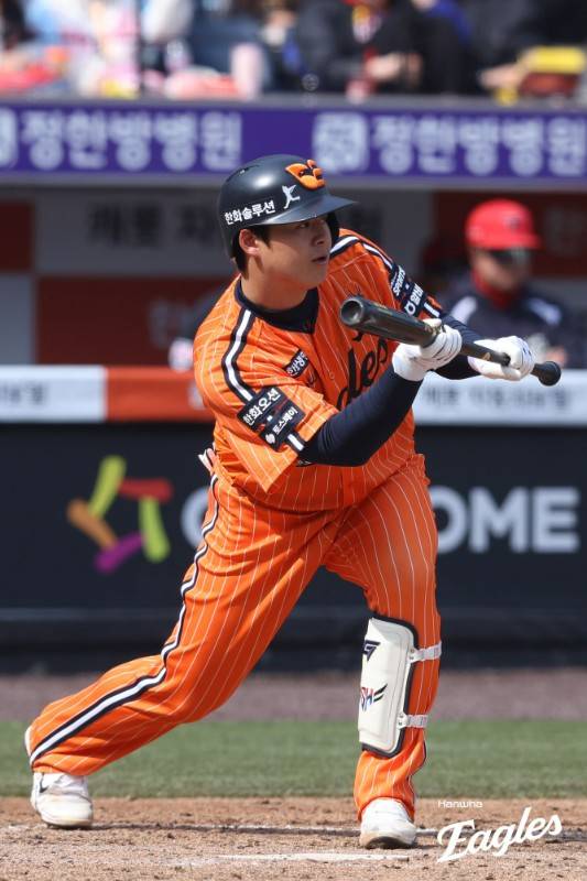 노시환 6번 조정에 '희생번트' 지시까지… 김경문 독하게 움직였는데, 노시환은 응답이 없었다