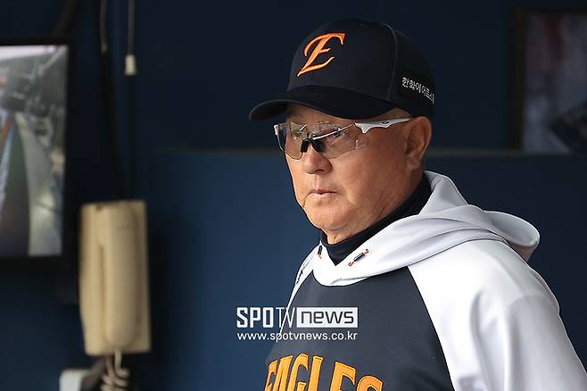 노시환 6번 조정에 '희생번트' 지시까지… 김경문 독하게 움직였는데, 노시환은 응답이 없었다