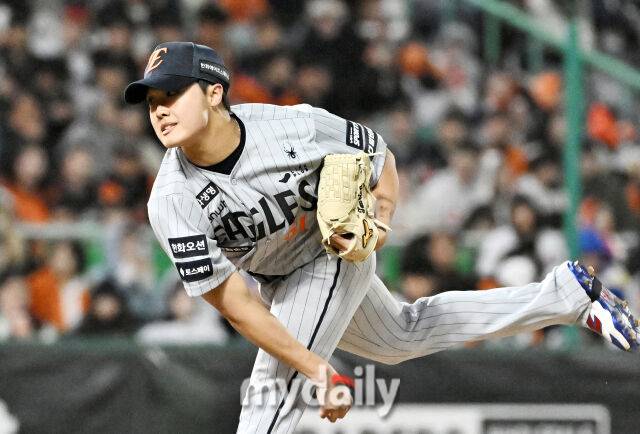 '0이닝 3실점' 정우주 무너졌다, 한화 4-1→5-6 역전패…황동하 377일 만에 승리투수 감격, 성영탁 5아웃 세이브, 김도영 동점 희생타 [MD대전]