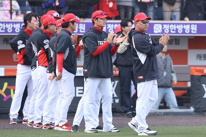 '한화 속수무책 당했다!' 꽃감독, 페이크 번트 슬래시→대타 적시타→6-5 짜릿 역전극…