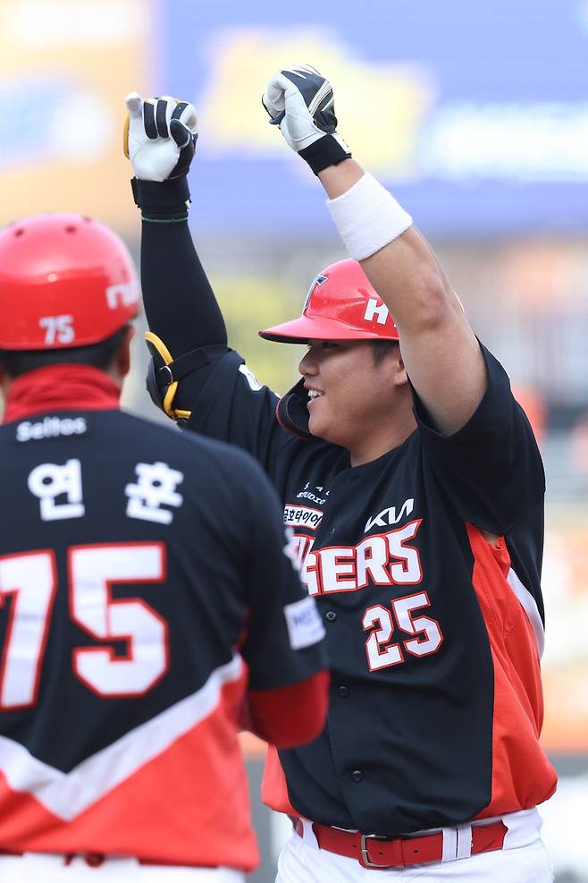 '한화 속수무책 당했다!' 꽃감독, 페이크 번트 슬래시→대타 적시타→6-5 짜릿 역전극…