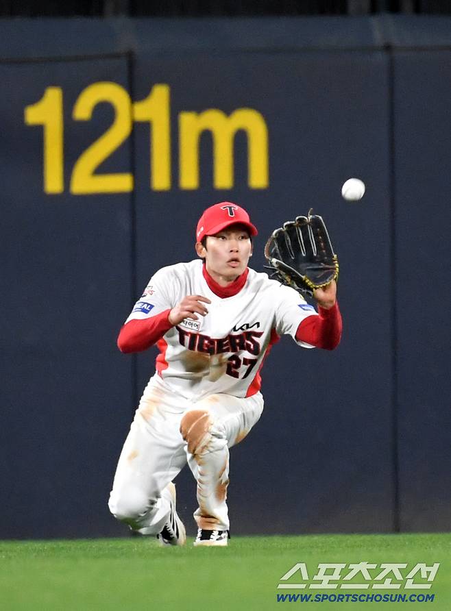 '방망이 좀 못쳐도 욕하지 맙시다' 누가 이런 '슈퍼캐치'로 결과를 바꿔버리나...홈런 이상 천금 가치였다 [대전 현장]