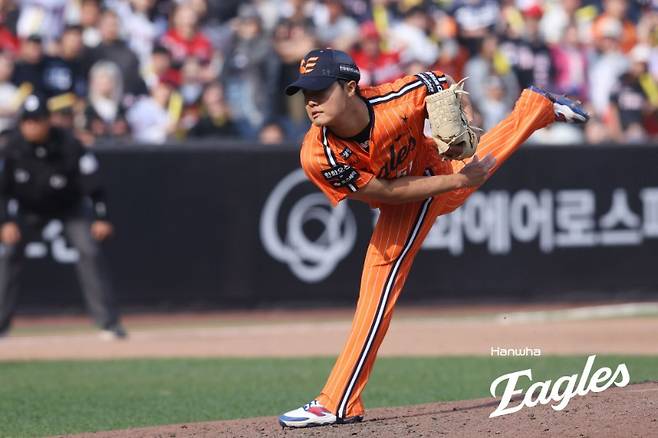 정우주 ‘0이닝 3실점 붕괴’ 155㎞ 던지면서 10점대 ERA라니… 정우주 이러면 한화 시즌 위험하다