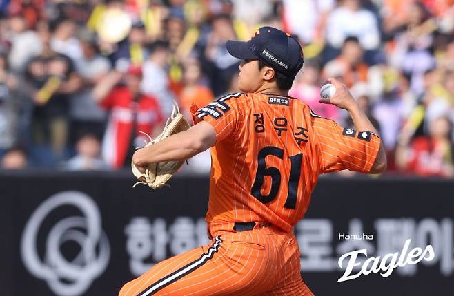 정우주 ‘0이닝 3실점 붕괴’ 155㎞ 던지면서 10점대 ERA라니… 정우주 이러면 한화 시즌 위험하다