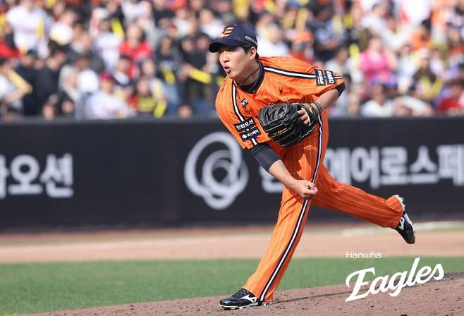 정우주 ‘0이닝 3실점 붕괴’ 155㎞ 던지면서 10점대 ERA라니… 정우주 이러면 한화 시즌 위험하다